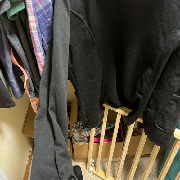 Black button up light jacket - Picture 5 of 6